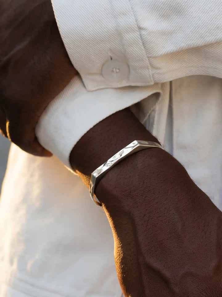 RIPPLE SIGNET CUFF IN SILVER